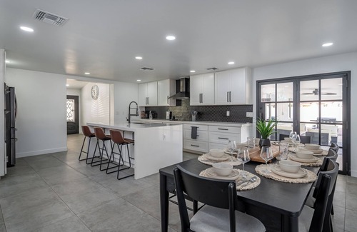 Maryvale Casa | PRIVATE resort style backyard, king bed, tons of amenities