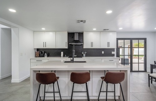 Maryvale Casa | PRIVATE resort style backyard, king bed, tons of amenities