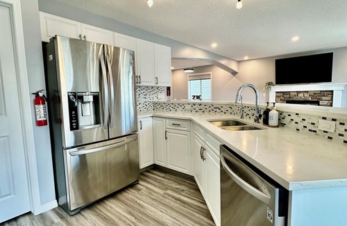 Evanston Casa | Phoenix’s nest - 3BR 4 beds Calgary Home NW