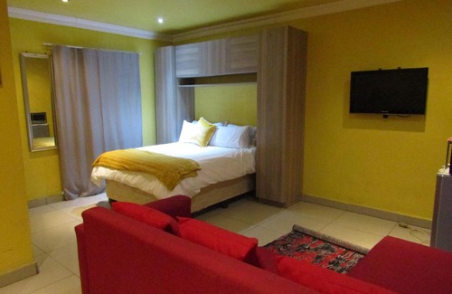 Greater Johannesburg Metropolitan Area Casa | Phomolong Guest House Soweto