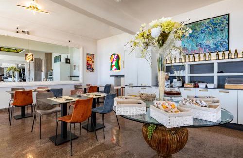 San Bartolomeo al Mare Hotel | Piccolo hotel le Palme