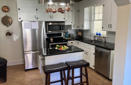 Murfreesboro Cabaña | Picket Fence Cottage~ walk to MTSU and the downtown square!