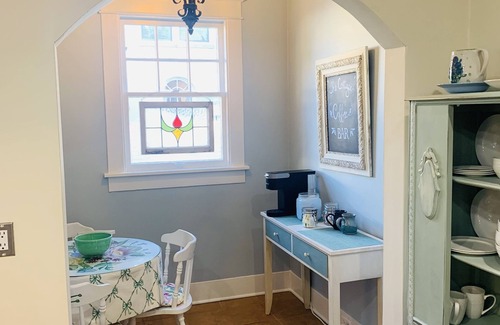 Murfreesboro Cabaña | Picket Fence Cottage~ walk to MTSU and the downtown square!