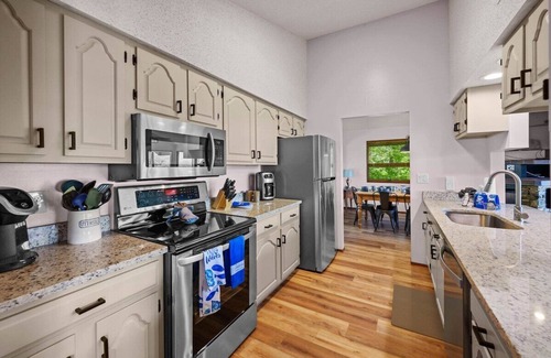 Gatlinburg - Pigeon Forge Cabina | Pickle Ball! Shuffleboard! Arcade! Hot Tub! Retro Nintendo! Fireplace! Views!