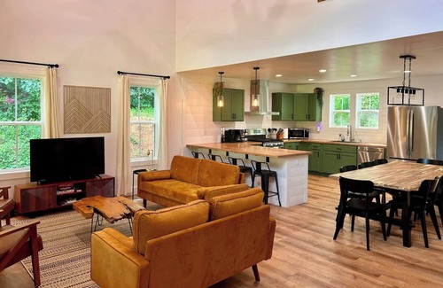 Dahlonega Casa | Pickle/Basketball, Gym, Rockwall, Arcade, Hot Tub!