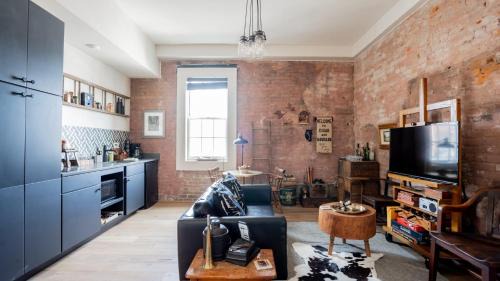 Covington Apartamento | Pickle Factory - Cigars and Bourbon Rustic One Bedroom