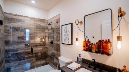 Covington Apartamento | Pickle Factory - Cigars and Bourbon Rustic One Bedroom