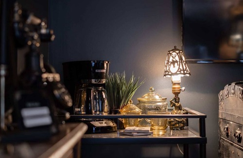 Covington Apartamento | Pickle Factory Wenzel Luxe 1800s Aristocrat