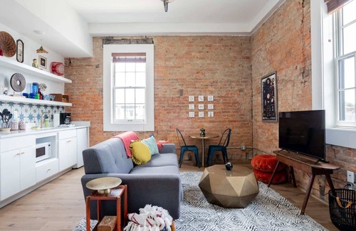 Covington Apartamento | Pickle Factory Odd Fellows Hall