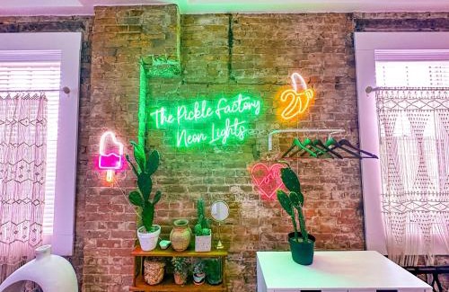 Covington Apartamento | Pickle Factory - Neon Lights Studio