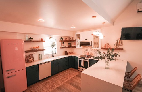 Ironton Apartamento | Pickleball Cafe & Micro Hotel
