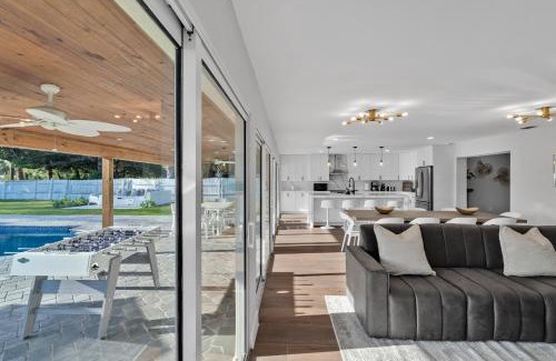 West Palm Beach Casa | Pickleball Court Heated Pool Fire-Pit (West Palm Beach) - 8 min to beach