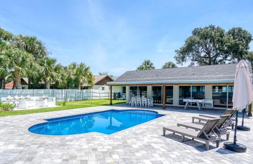 West Palm Beach Casa | Pickleball Court Heated Pool Fire-Pit (West Palm Beach) - 8 min to beach