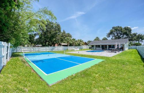 West Palm Beach Casa | Pickleball Court Heated Pool Fire-Pit (West Palm Beach) - 8 min to beach