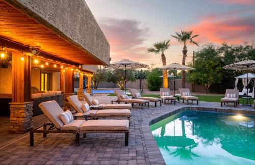 Paradise Valley Village Casa | Pickleball & Putt Putt Pool Hot Tub Loungers