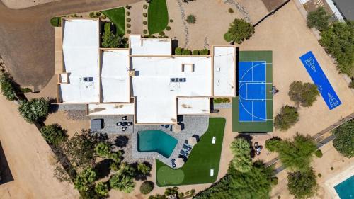 Paradise Valley Village Casa | Pickleball & Putt Putt Pool Hot Tub Loungers