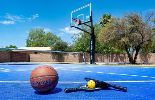 Paradise Valley Village Casa | Pickleball & Putt Putt Pool Hot Tub Loungers