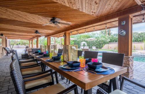 Paradise Valley Village Casa | Pickleball & Putt Putt Pool Hot Tub Loungers