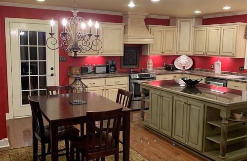 Iuka Casa | PICKWICK BAILIWICK - A PEACEFUL RETREAT OVERLOOKING PICKWICK LAKE + RV HOOKUP