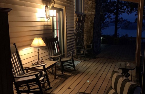 Iuka Casa | PICKWICK BAILIWICK - A PEACEFUL RETREAT OVERLOOKING PICKWICK LAKE + RV HOOKUP