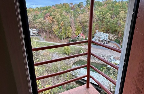 Counce Casa | Pickwick Lake front Estate - sensational views, Boat Slip & Pool sleeps 9