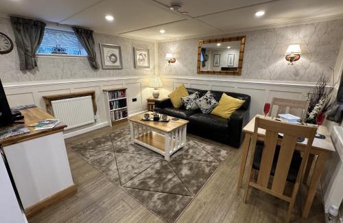 Llanddowror Casa | Picton Cottage Studio - A beautiful newly refurbished annexe with handmade features