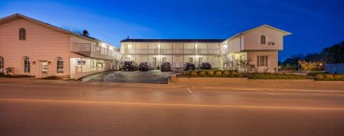 Prince Edward Hotel | Picton Harbour Inn