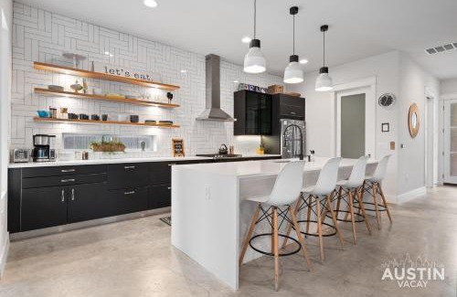 East Cesar Chavez Casa | Picture-Perfect Trendy Vibes Minutes From Rainey