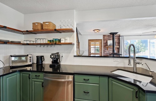 Golden Gate Canyon Cabina | Picturesque 4BR/3BA Sanctuary w/Hot tub+Fire pits @8600ft - GGC State Park!