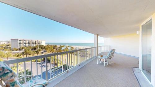 Litchfield by the Sea Casa | Picturesque 4th Floor End Unit, Oceanfront