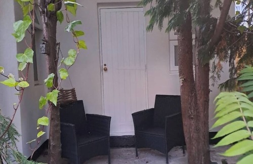 Hendon Cabina | Picturesque City Cabin modern Professional Market, near busses, tube and shops