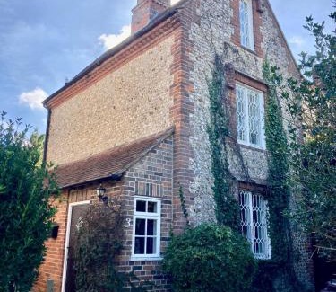 Oving Casa | Picturesque Cottage in Oving- cosy pub & beaches