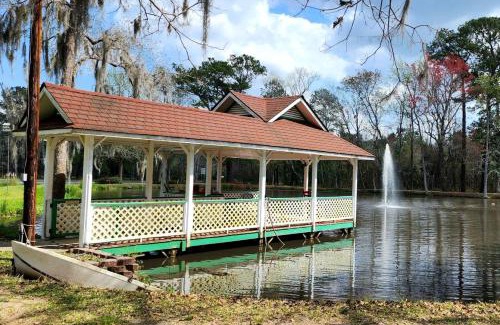 Midway Casa | Picturesque Cottage with Pond Views Great for Family Getaways in Georgia