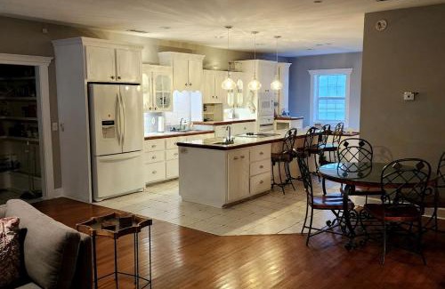 Midway Casa | Picturesque Cottage with Pond Views Great for Family Getaways in Georgia