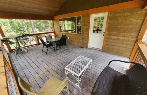 Lakeside Cabina | Picturesque Family Creekside Oasis -Fire Pit -WiFi