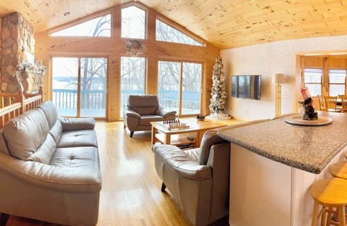Aitkin Casa | Picturesque Getaway on Private Lakefront Property