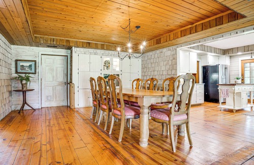 Lake Elmo Cabaña | Picturesque Lake Elmo Cottage w/ Barn & Fire Pits!