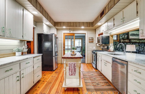 Lake Elmo Cabaña | Picturesque Lake Elmo Cottage w/ Barn & Fire Pits!