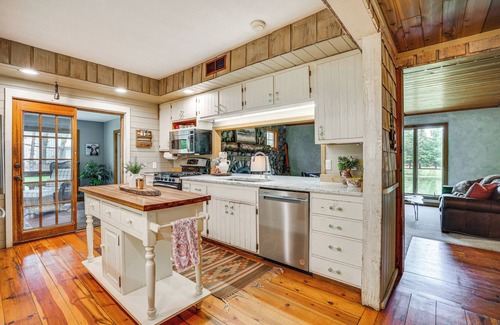 Lake Elmo Cabaña | Picturesque Lake Elmo Cottage w/ Barn & Fire Pits!