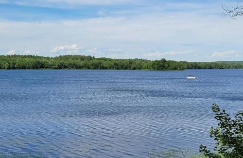 Bangor Casa | Picturesque lake-front cottage close to amenities