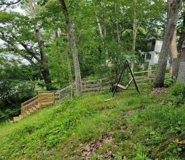 Bangor Casa | Picturesque lake-front cottage close to amenities