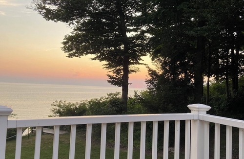 Whitehall Casa | picturesque Lake Michigan retreat-Lake front with private beach!