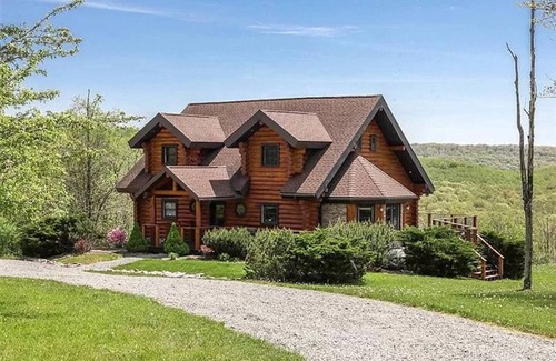 Jefferson Township Cabina | Picturesque Log Home, Family Fun with Scenic Views