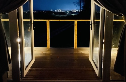 Scarborough Cabina | Picturesque views across Scarborough with a Hot Tub.