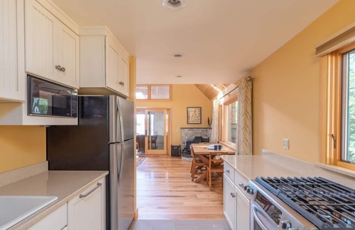Moultonborough Casa | ¡Nuevo listado! Recientemente renovado, casa frente al mar en terrenos arbolados y vistas panorámicas