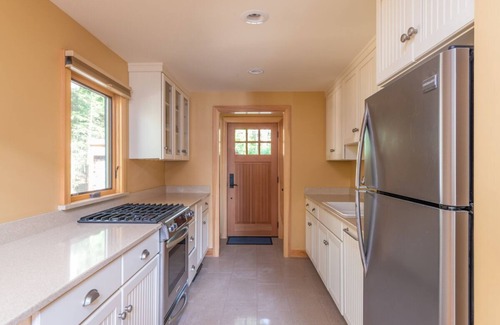 Moultonborough Casa | ¡Nuevo listado! Recientemente renovado, casa frente al mar en terrenos arbolados y vistas panorámicas