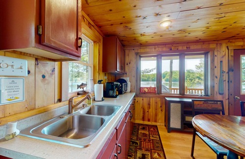 Presque Isle Cabina | Adorable cabaña frente al mar con una terraza amueblada, hoguera y muelle de pesca