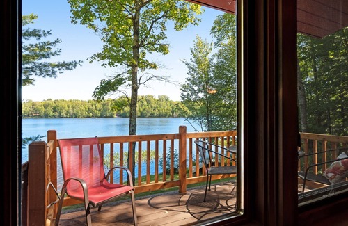 Presque Isle Cabina | Adorable cabaña frente al mar con una terraza amueblada, hoguera y muelle de pesca