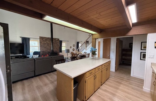 Newland Cabina | Piece of The Mountain! Charming cabin your perfect mountain getaway!