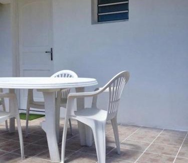 Sainte-Anne Apartamento | Pied-à-terre avec grand jardin, au Calme, 10min des plages, Parking gratuit